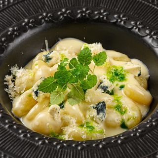 Ньюкки с сыром дорблю и сырным соусом(260г)