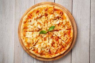 Пицца с курицей и грибами (500г)