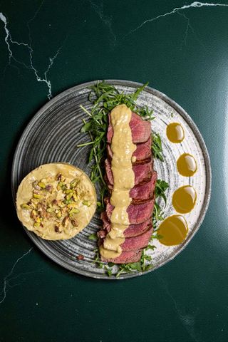 Biftek u sosu od pistaća