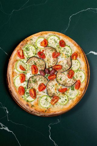 Pizza zucchine melanzane e pomodoro