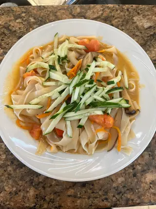 110. Tagliatelle di riso thailandese con gamberi e verdure in salsa thai