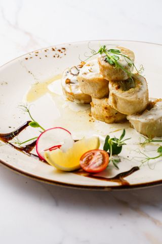 Куриный рулет в сливочном соусе (230г)