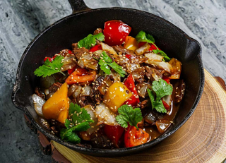 Говядина с овощами (350г)