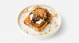 Френч тост с кокосовым кремом и ягодным соусом (400г)