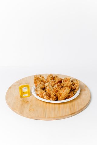 16 крылышек и соусы (1000г)