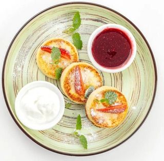 Нежные Сырники Со Сметаной И Вареньем (100 г)