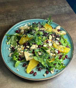Салат с куриной грудкой, апельсином и гранатом (300г)