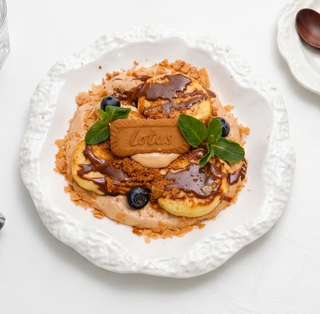 Сырники с кремом, крамблом Lotus и карамельным соусом (280г)