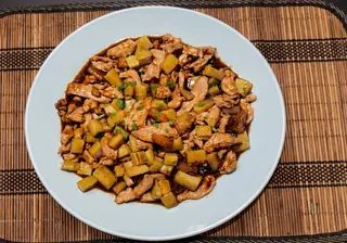 1208. Piletina, krastavac, ananas, kiselo-slatki sos