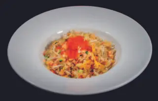 122 Riso saltato con salmone e tobiko