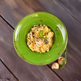 Fettuccine Alfredo с куриной грудкой и шампиньонами в сливочном соусе(562г)