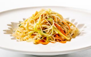 128. Spaghetti di riso con verdure