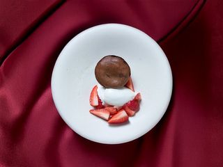 Фондан с клубникой и пломбиром (150г)