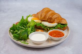 Круассан с яйцом глазунья (300г)