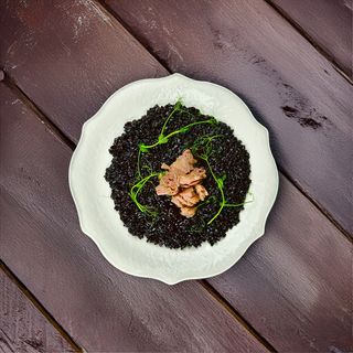 Ризотто из чёрного риса с  кусочками тунца(350г)