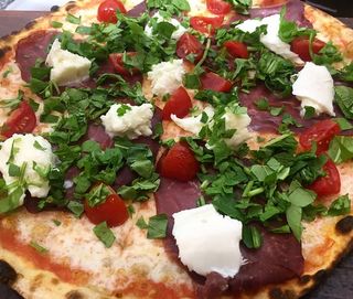 12. Mozzarella, bresaola, pomodorini gialli, stracciatella e noci