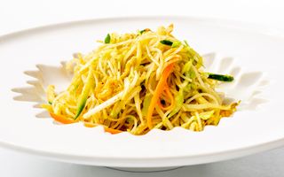 130. Spaghetti di riso al curry con verdure