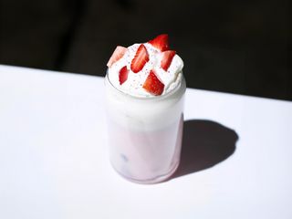 Клубничный милкшейк (400мл)