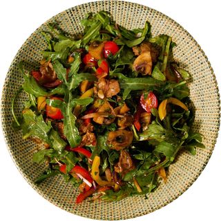 Теплый салат с курицей (300г)