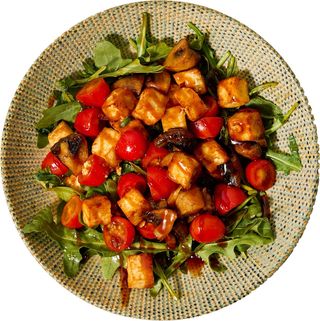 Салат с жареной брынзой (300г)