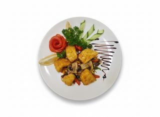 Хрустящий судак под овощным соте (400г)