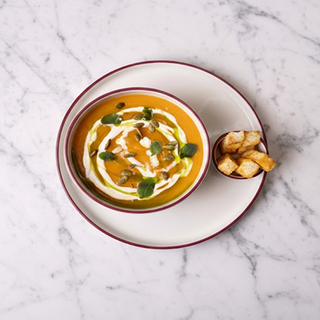 გოგრის კრემ–სუპი ნაღებითა და გუდის ყველით