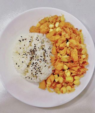 （#13）Piletina sa kikirikiem prelivom preko pirinča