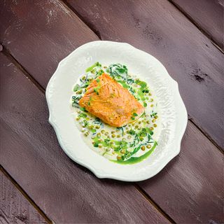 Лосось на пару с соусом из молодого горошка(300г)