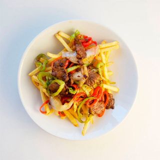 Фри с мясом из курицы (500г)