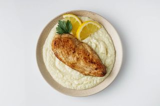 Филе курицы с картофельным пюре (350г)