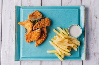 Куриное филе с фри в сливочном соусе (300 г)