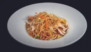 140 Spaghetti di riso con pollo e verdure