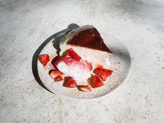 Баскский Чизкейк с ягодами и мороженым (230г)