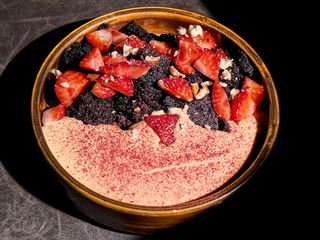 Сметанник с ягодами (156г)