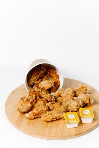 32 крылышек и соусы (2500г)