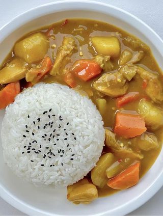 （#14） Piletina sa karijem preko pirinča