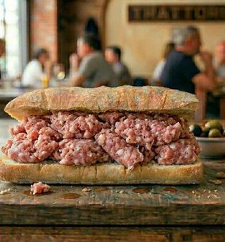 Panino tutto salsiccia cruda