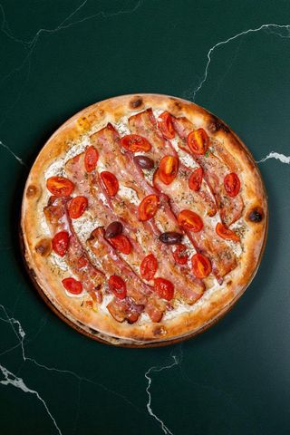 Pizza formaggio di capra e pancetta