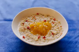 Овсяная каша с манго, сублимированной клубникой (300г)