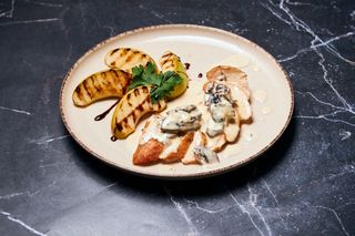 Молочное филе курицы с грибным соусом (250г)