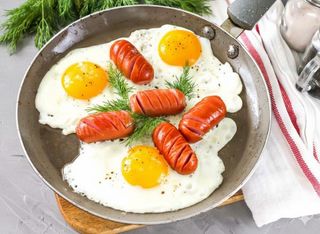 Шұжық қосылған жұмыртқа (в сковородке) (200г)