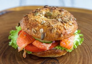 Бэйгл с лососем (200г)