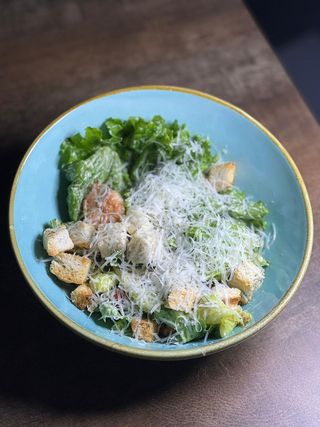 Салат Цезарь с курицей (280г)
