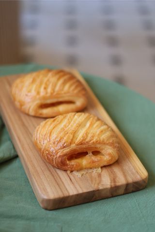 Слойка с куриной ветчиной и сыром (85г)