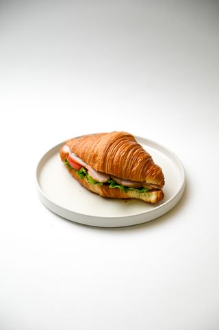 Круассан с копченной индейкой (200г)