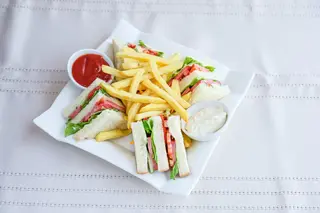 Сэндвич с курицей и с картошкой фри