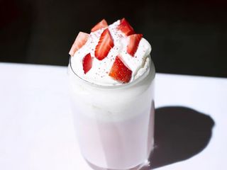 Клубничный милкшейк (300мл)