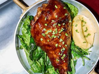 Голень индейки с жареным шпинатом и картофельным пюре (760г)