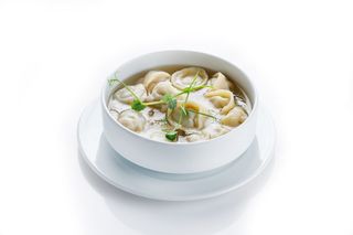 Пельмени со сметаной с бульоном (400г)