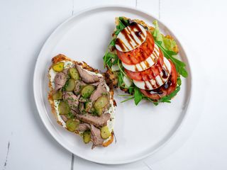 Французская брускетта с капрезе и ростбифом (400г)